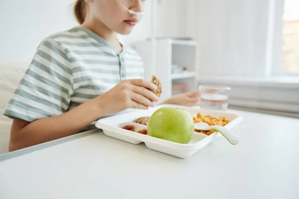 Παιδί τρώει μεσημεριανό γεύμα στην αίθουσα του νοσοκομείου — Φωτογραφία Αρχείου