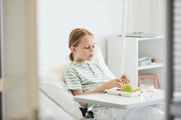 Kind frühstückt im Krankenhauszimmer — Stockfoto