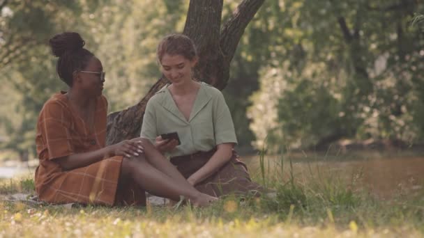 Vol Met Twee Afrikaanse Kaukasische Vrouwelijke Vrienden Glimlachend Selfies Nemend — Stockvideo