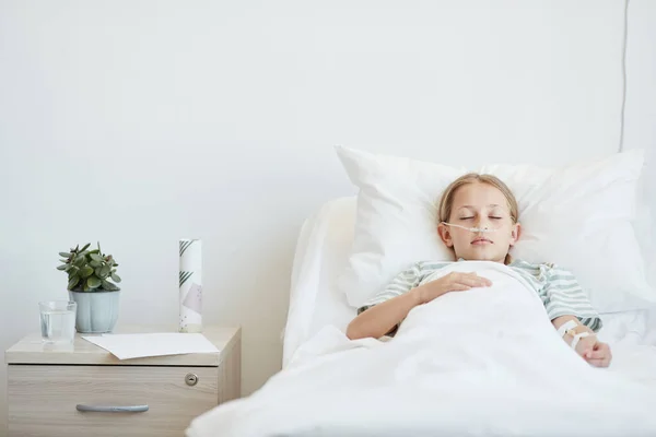 Dziewczyna w szpitalu łóżko — Zdjęcie stockowe