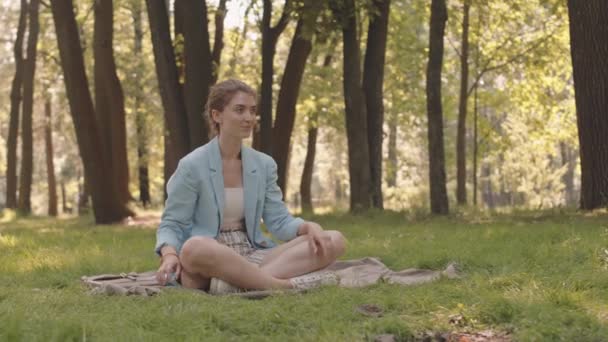 Wide Shot Young Caucasian Woman Sitting Blanket Top Green Lawn — Αρχείο Βίντεο