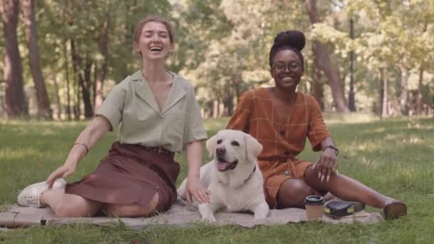 Full Shot Dos Jóvenes Mujeres Multiétnicas Perro Sentado Claro Parque — Vídeos de Stock