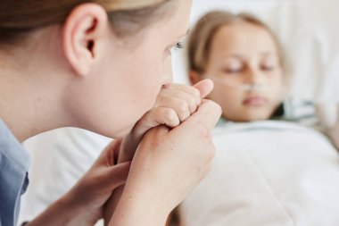 Hastane Odasında Çocuğa Anne Bakımı