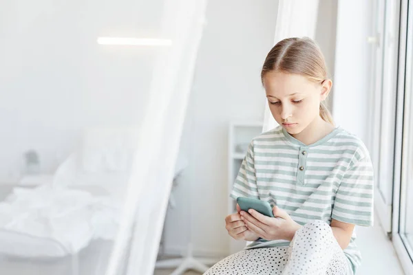 Girl using Smartphone in Hospital Room — Stock Photo, Image