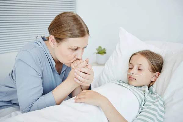 Mãe cuidando da menina no hospital — Fotografia de Stock