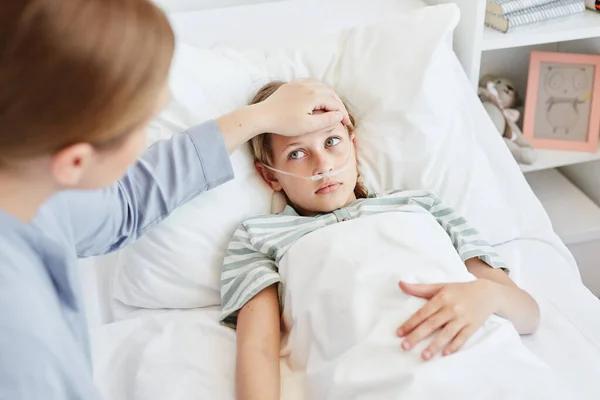 Mãe Cuidar da Criança Doente — Fotografia de Stock