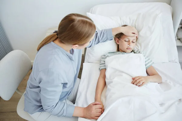 Mutter versorgt krankes Kind im Krankenhaus — Stockfoto