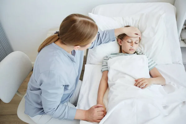 Mãe Cuidando da Criança Doente no Hospital — Fotografia de Stock