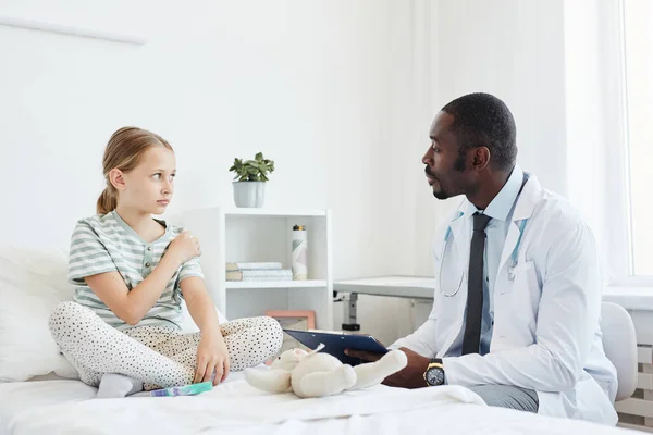 Menina conversando com o médico no hospital — Fotografia de Stock