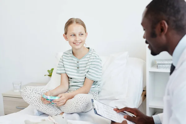 Criança conversando com o médico no hospital — Fotografia de Stock