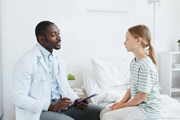 Doctor hablando con adolescente en el hospital —  Fotos de Stock