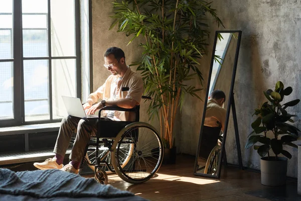 Hombre con discapacidad Trabajando en casa —  Fotos de Stock
