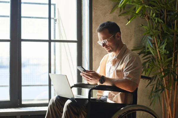 El hombre exitoso con discapacidad de trabajo —  Fotos de Stock