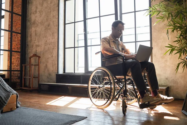 Hombre con discapacidad Trabajar en el ordenador portátil —  Fotos de Stock