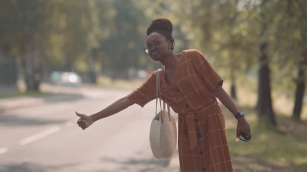 Średniej Długości Młoda Afrykanka Letniej Sukience Stojąca Poboczu Drogi Wołająca — Wideo stockowe