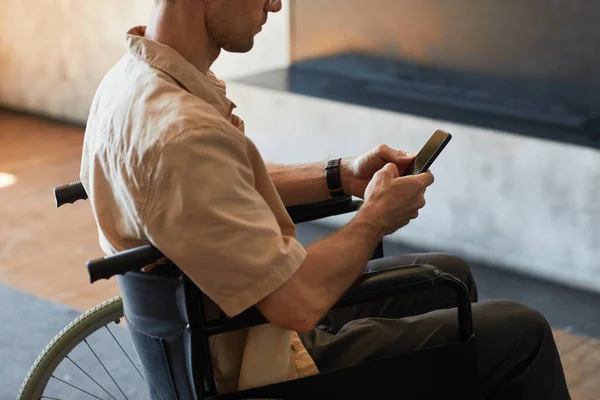 Hombre con discapacidad usando Smartphone —  Fotos de Stock