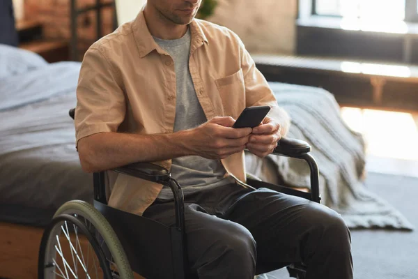 Hombre con discapacidad usando Smartphone Close Up —  Fotos de Stock