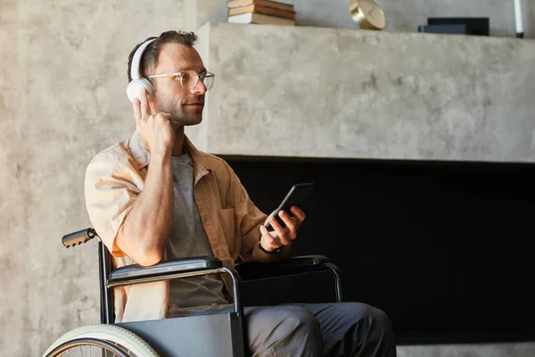Człowiek z niepełnosprawnością Słuchanie muzyki — Zdjęcie stockowe