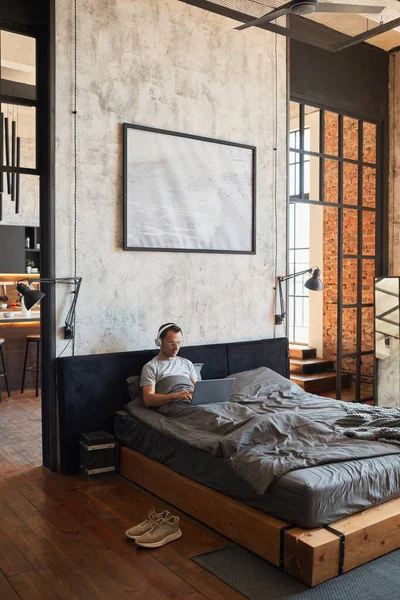 Brede hoek Man ontspannen in bed — Stockfoto