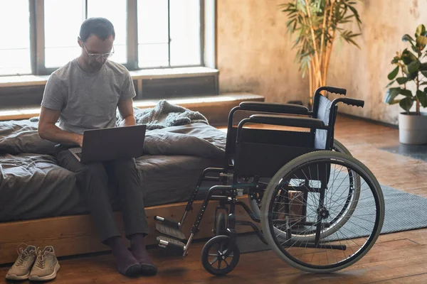 Hombre moderno con discapacidad en la mañana —  Fotos de Stock