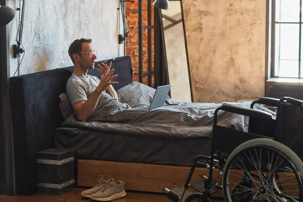 Hombre moderno con discapacidad en la reunión en línea —  Fotos de Stock