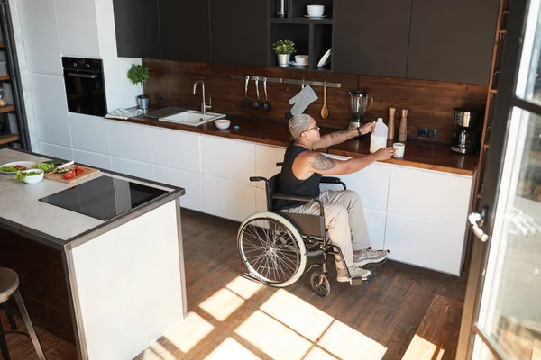 Donna con disabilità in cucina — Foto Stock