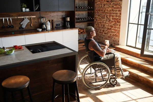 Donna moderna con disabilità alla luce del sole — Foto Stock