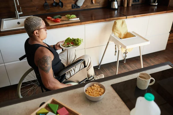 Donna con disabilità Fare colazione sana — Foto Stock