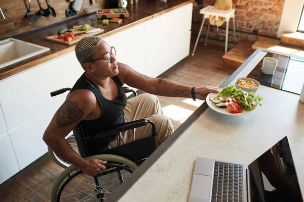 Donna con disabilità Fare colazione — Foto Stock