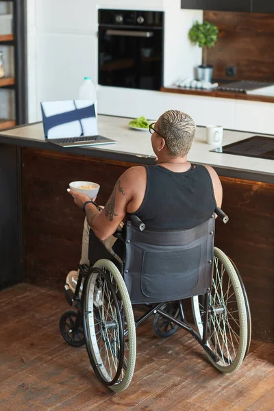 Donna con disabilità Guardare video online — Foto Stock