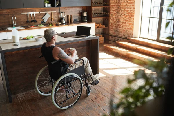 Donna moderna con disabilità ad ampio angolo — Foto Stock