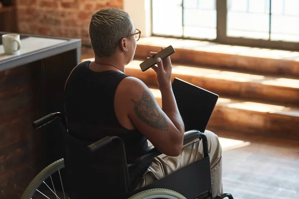 Donna moderna con disabilità utilizzando gadget — Foto Stock