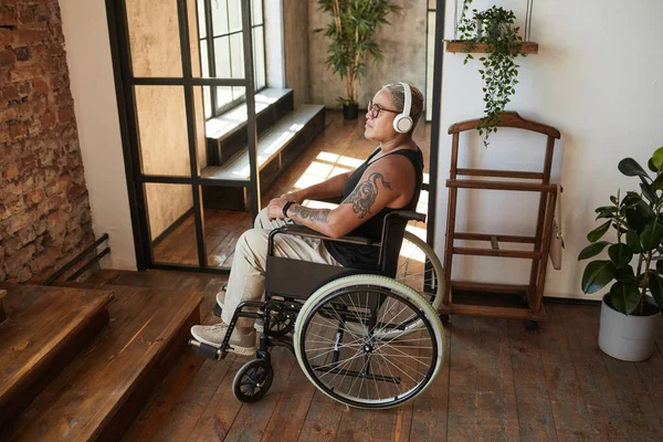 Donna con disabilità Ascoltare musica — Foto Stock
