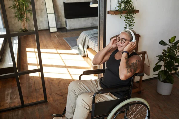 Woman with Disability Enjoying Music — Stock Fotó