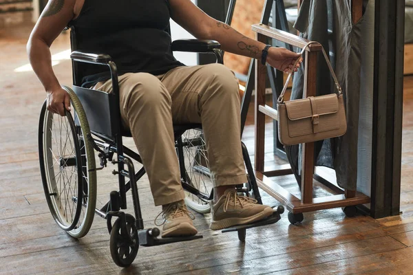 Femme handicapée tenant le sac — Photo