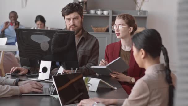 Média Longa Mulheres Homens Caucasianos Colegas Sentados Mesa Escritório Ocupado — Vídeo de Stock