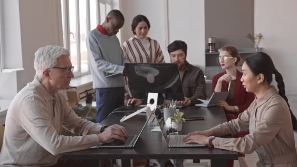 Mittlere Zahl Multiethnischer Büroangestellter Unterschiedlichen Alters Die Arbeitsplatz Tisch Sitzen — Stockvideo