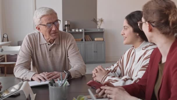 Mittlere Nahaufnahme Eines Silberhaarigen Kaukasischen Ceo Der Tagsüber Einem Tisch — Stockvideo