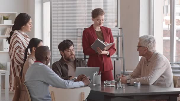 Mediano Largo Mujer Contable Caucásica Vistiendo Traje Formal Rojo Tomando — Vídeos de Stock