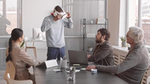 Mittellanger Junger Afrikaner Mit Headset Büro Diverse Kollegen Sitzen Konferenztisch — Stockvideo