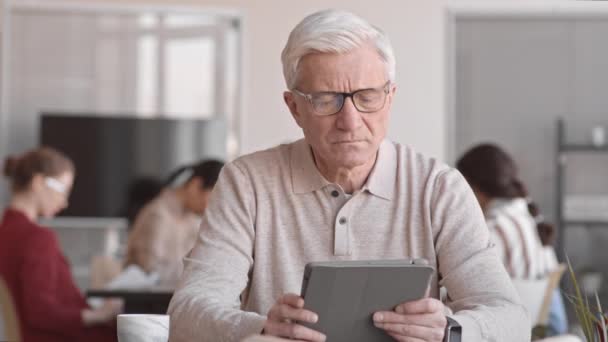 Cintura Homem Caucasiano Sênior Usando Óculos Usando Computador Tablet Sentado — Vídeo de Stock