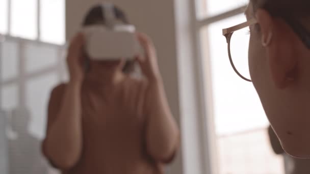Через Плечо Обрезанного Человека Очках Смотрящего Размытую Женщину Наушниках Виртуальной — стоковое видео