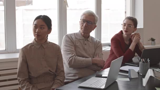 Mediana Largo Plazo Mujeres Multiétnicas Hombres Inversores Negocios Sentados Mesa — Vídeo de stock