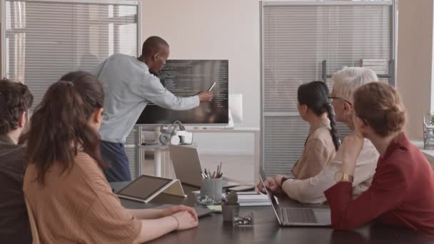 Medio Largo Jóvenes Especialistas Africanos Haciendo Una Presentación Mostrando Código — Vídeo de stock