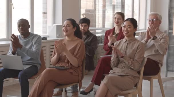 Medio Largo Jóvenes Mayores Mujeres Hombres Negocios Multiétnicos Sentados Sillas — Vídeos de Stock