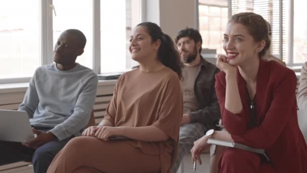 Medium Lang Van Multi Etnische Zakenvrouwen Mannen Stoelen Vergaderzaal Glimlachend — Stockvideo