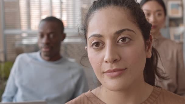 Închiderea Tinerei Femei Mixed Race Dând Din Cap Zâmbind Ascultând — Videoclip de stoc