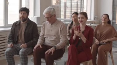 Çoklu etnik çeşitlilikte iş kadınlarının ve erkeklerin kişisel büyüme eğitimi almaları ve sonra kalkıp görünmez sanatçılara el çırpmaları orta uzunluktaydı.