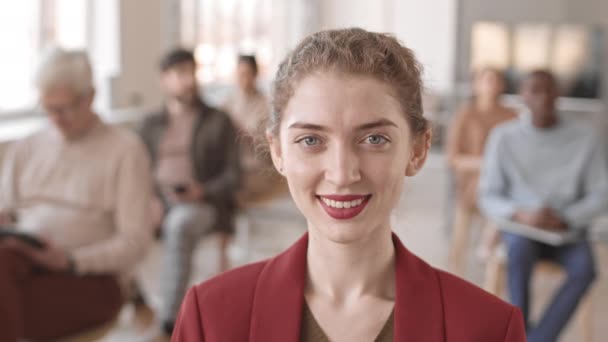 Close Van Jonge Vrouwelijke Kaukasische Bedrijfsleider Met Rode Lippenstift Kijkend — Stockvideo