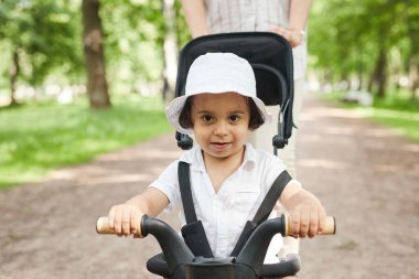 Bisiklete binen küçük çocuk.